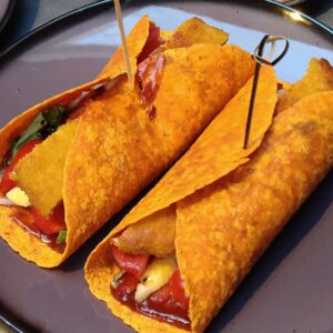 Paprika-chili wrap met Beloumi, kipschnitzel, ananas en groenten