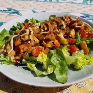 Lunchsalade met gebakken groentjes, tomatensaus, feta en omelet