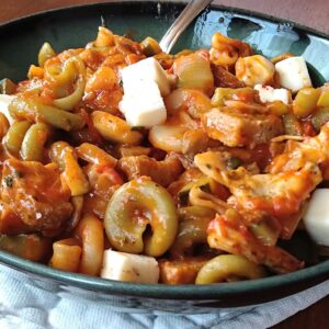 Spicy pasta met tomatensaus, groentjes en gehakt