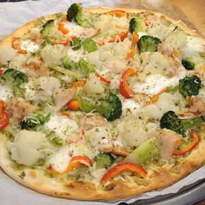 Pizza Bianca met pesto, bloemkool, broccoli en kip