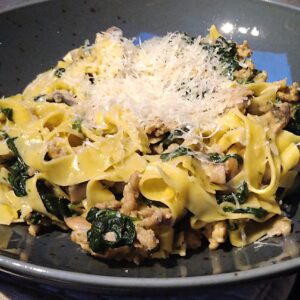 Eenpansgerecht van Tagliatelle met gehakt, spinazie en champignons in een romig sausje