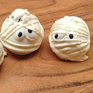 Mummieballetjes (pumpkin spice cakeballetjes met witte chocolade)
