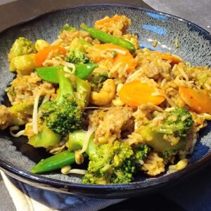 Wok van gehakt, rijst en groenten met teriyaki saus