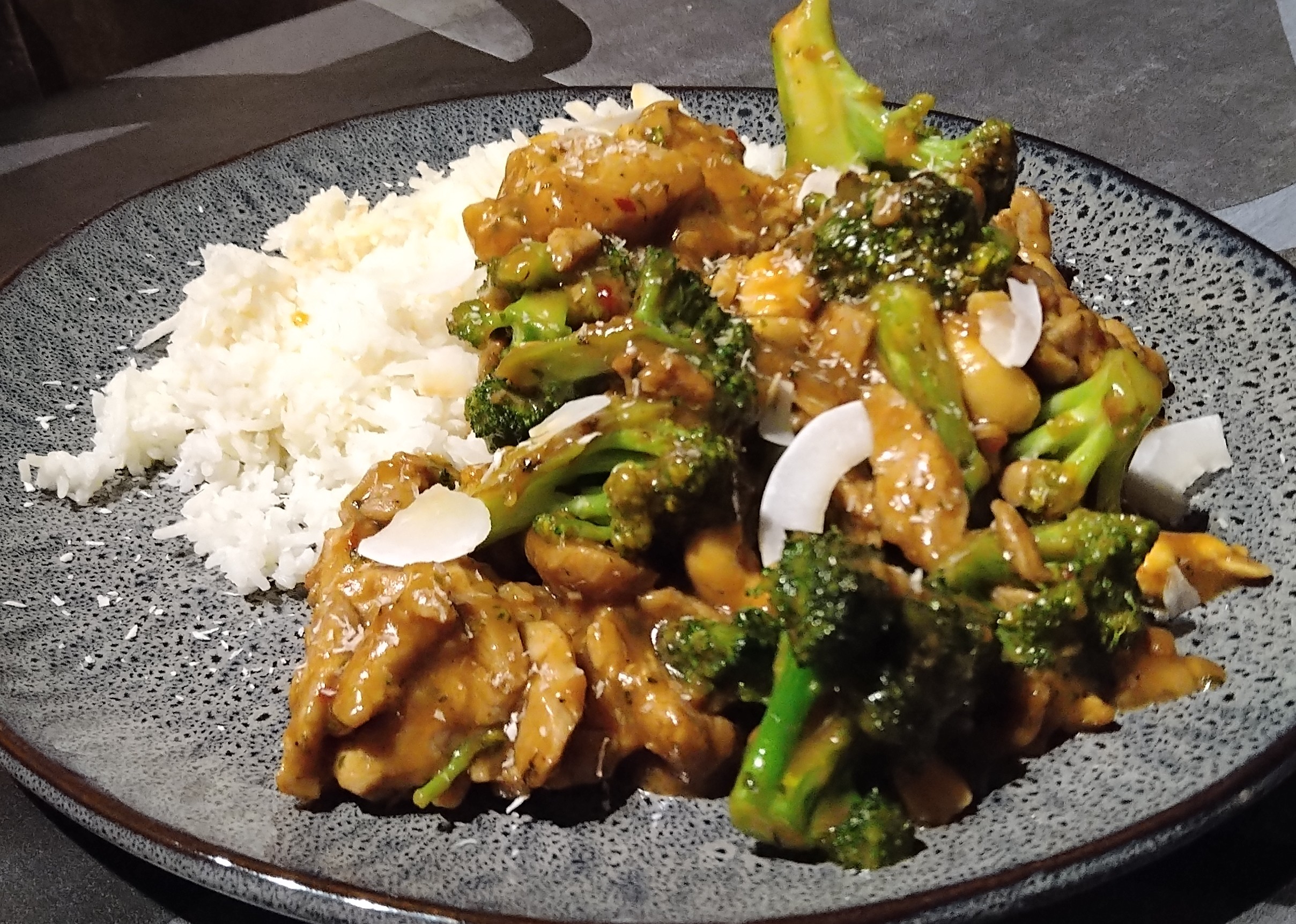 Kokosrijst met varkenshaasje, broccoli en cashewnoten - Receptenwijzer