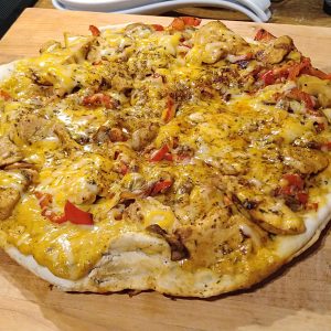 Snelle panpizza met mascarpone-rode pestosaus, kip, paprika en champignons
