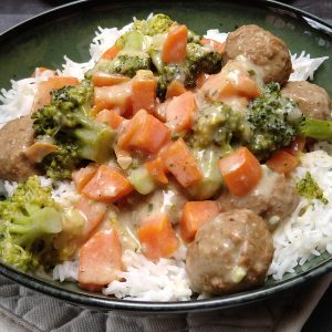 Balletjes met wortel en broccoli in een zacht kruidensausje en witte rijst