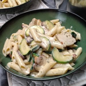 Romige pasta met kip, champignons en courgette