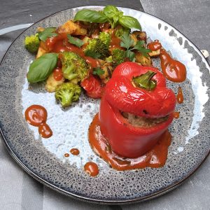 Gevulde paprika met patatas bravas en broccoli