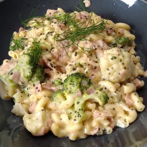 Macaroni met lichte kaassaus, hesp, bloemkool en broccoli