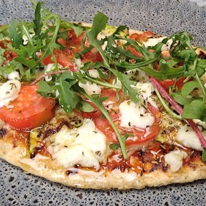 Flatbread pizza met tomaat en gegrilde courgette