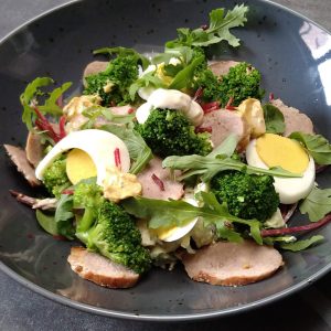 Aardappelsalade met broccoli, boontjes en grillworst