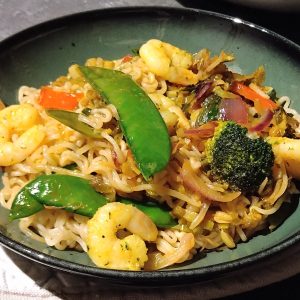 Noedels met groenten, scampi en pad thai saus - receptenwijzer.be