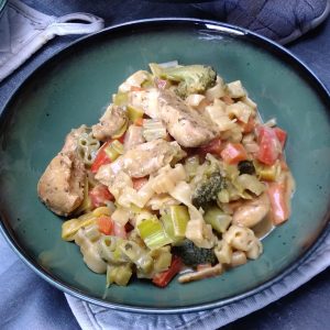 Eenpans pasta met kip, curry en veel groentjes - receptenwijzer.be