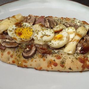 Foccacia pizza's met ham, ei en champignons - receptenwijzer.be