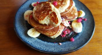 Havermout-skyr ontbijtpannenkoekjes met banaan
