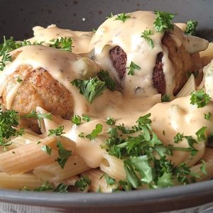 Pasta met balletjes in kaassaus met augurkjes en kappertjes - receptenwijzer.be