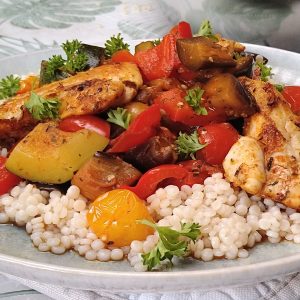Parelcouscous met ratatouille en gebakken kippenhaasjes - receptenwijzer.be
