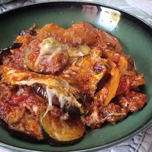 Ovenschotel met aardappel, courgette, aubergine, tomatensaus en kip - receptenwijzer.be