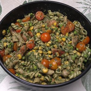 Pastaduo met spinaziecreme, maïs, erwtjes, tomaatjes en worstjes - receptenwijzer.be