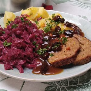 Rode kool met appeltjes, gehaktbrood en rozijnensaus - receptenwijzer.be