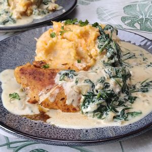 Stoemp met zoete aardappel en bloemkool, kalkoenhaasjes en spinazie roomsaus - receptenwijzer.be