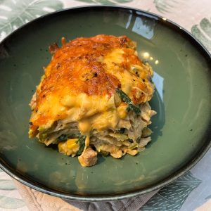 Gegratineerde penne met prei, broccoli, mascarpone en kippenreepjes - receptenwijzer.be