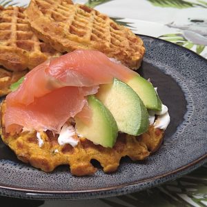 Hartige volkoren-wortel wafeltjes met kaas en komijn