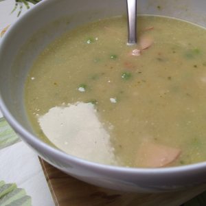 Prei-erwtjessoep met parelcouscous en rookworst